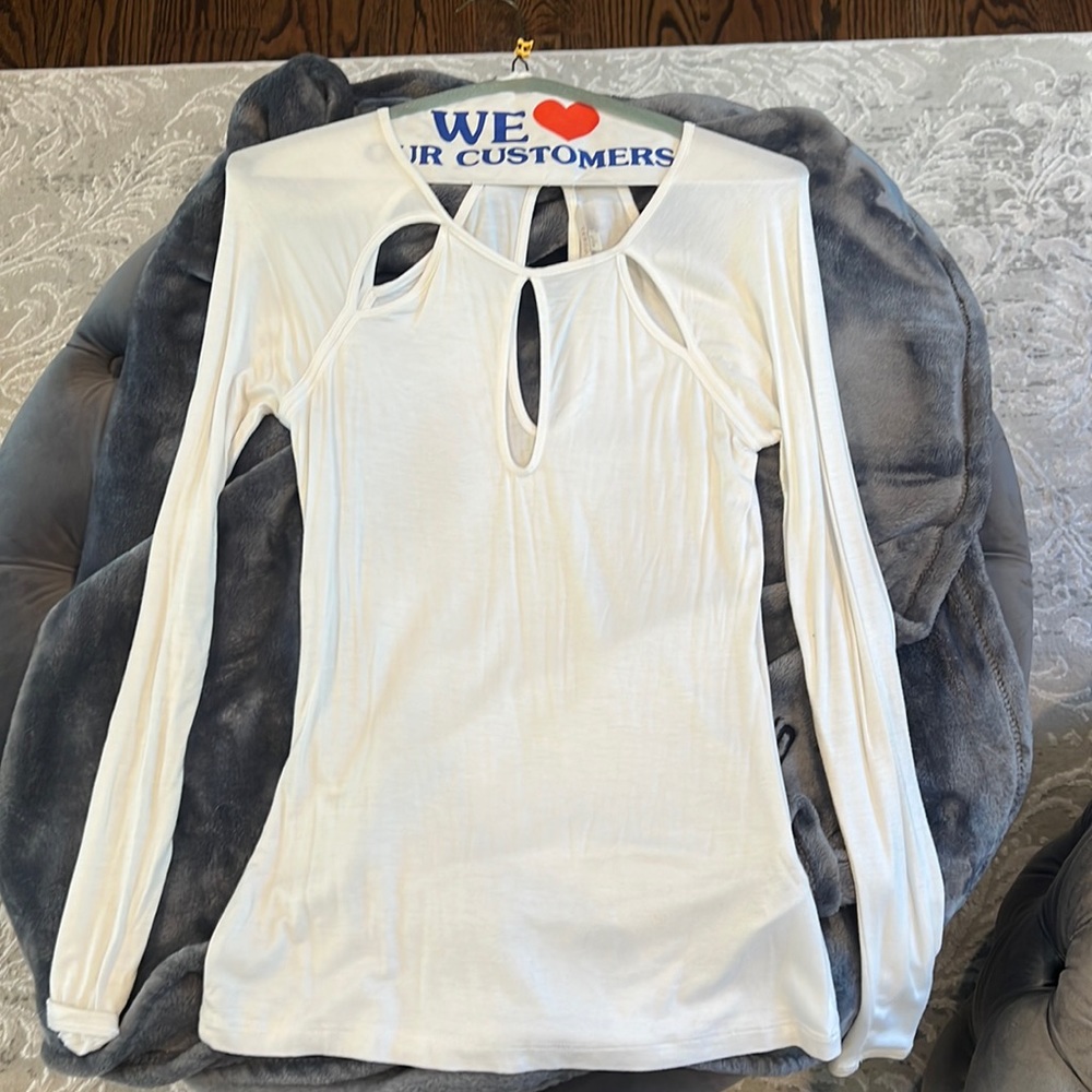 Guess keyhole top